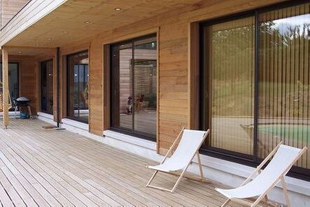 Illuminez vos façades grâce à un éclairage extérieur pour les dessous de toitures !